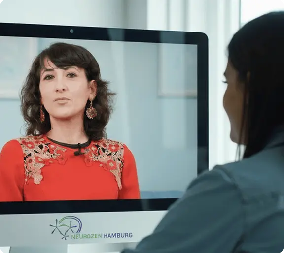 Eine Patientin nimmt im Neurologiezentrum Hamburg an einer Videosprechstunde teil und spricht per Monitor mit einer &Auml;rztin.